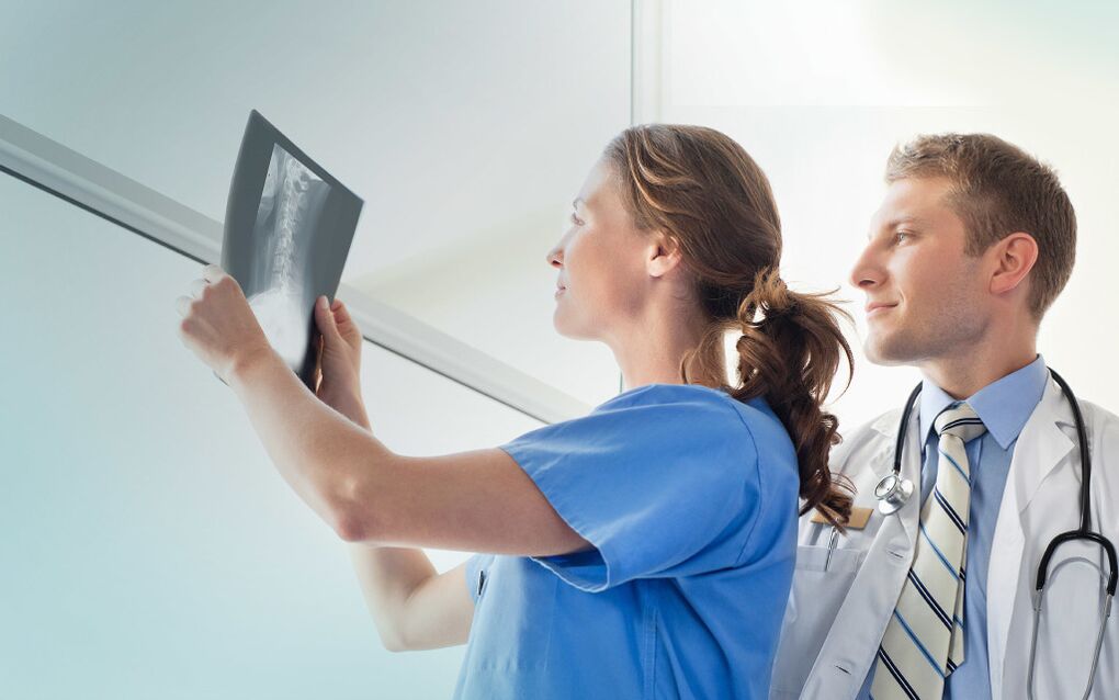 Dokteren kucken op en Röntgenstrahl fir Arthrosis